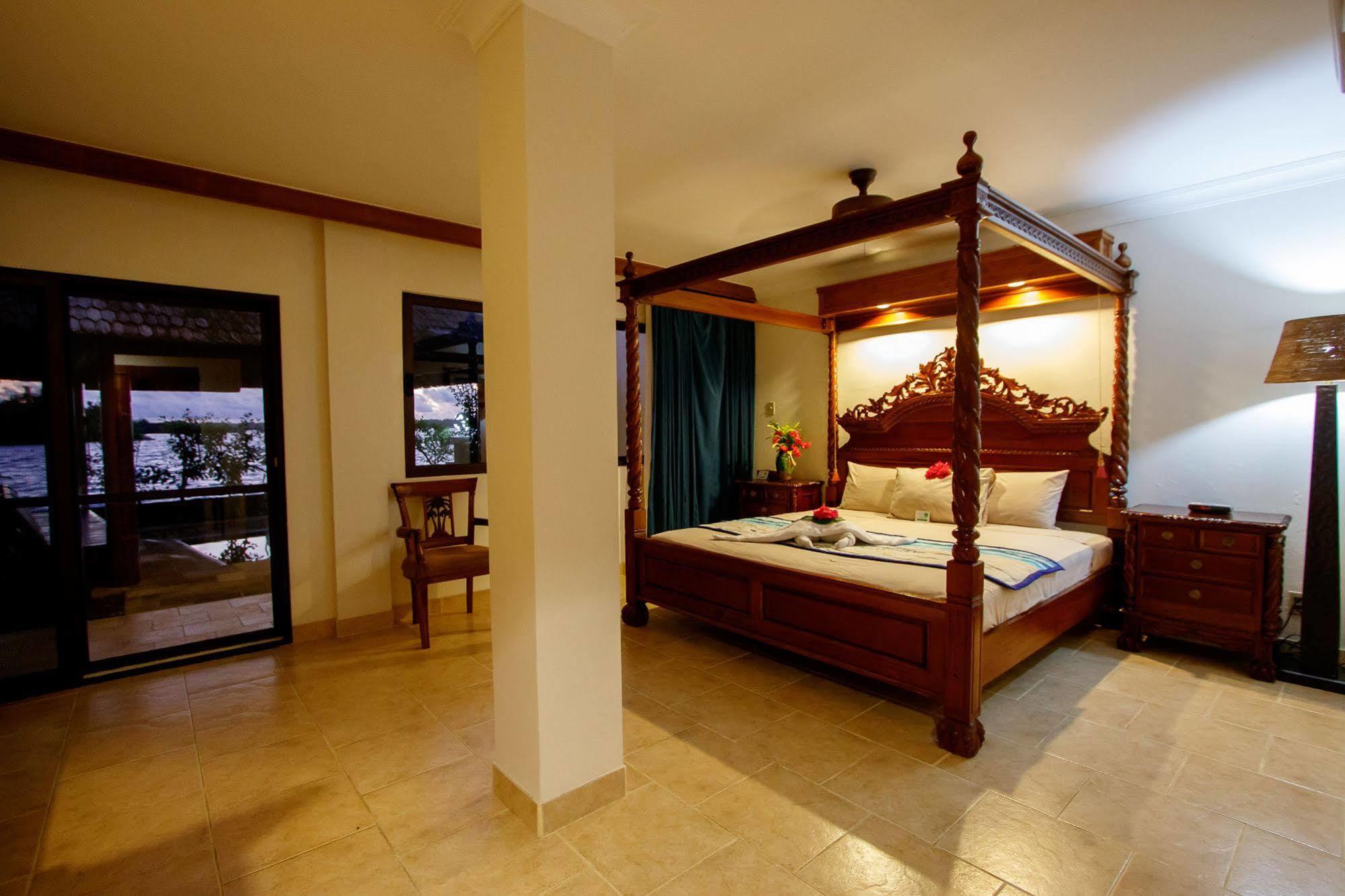 Manta Ray Bay Resort Colonia Exterior photo