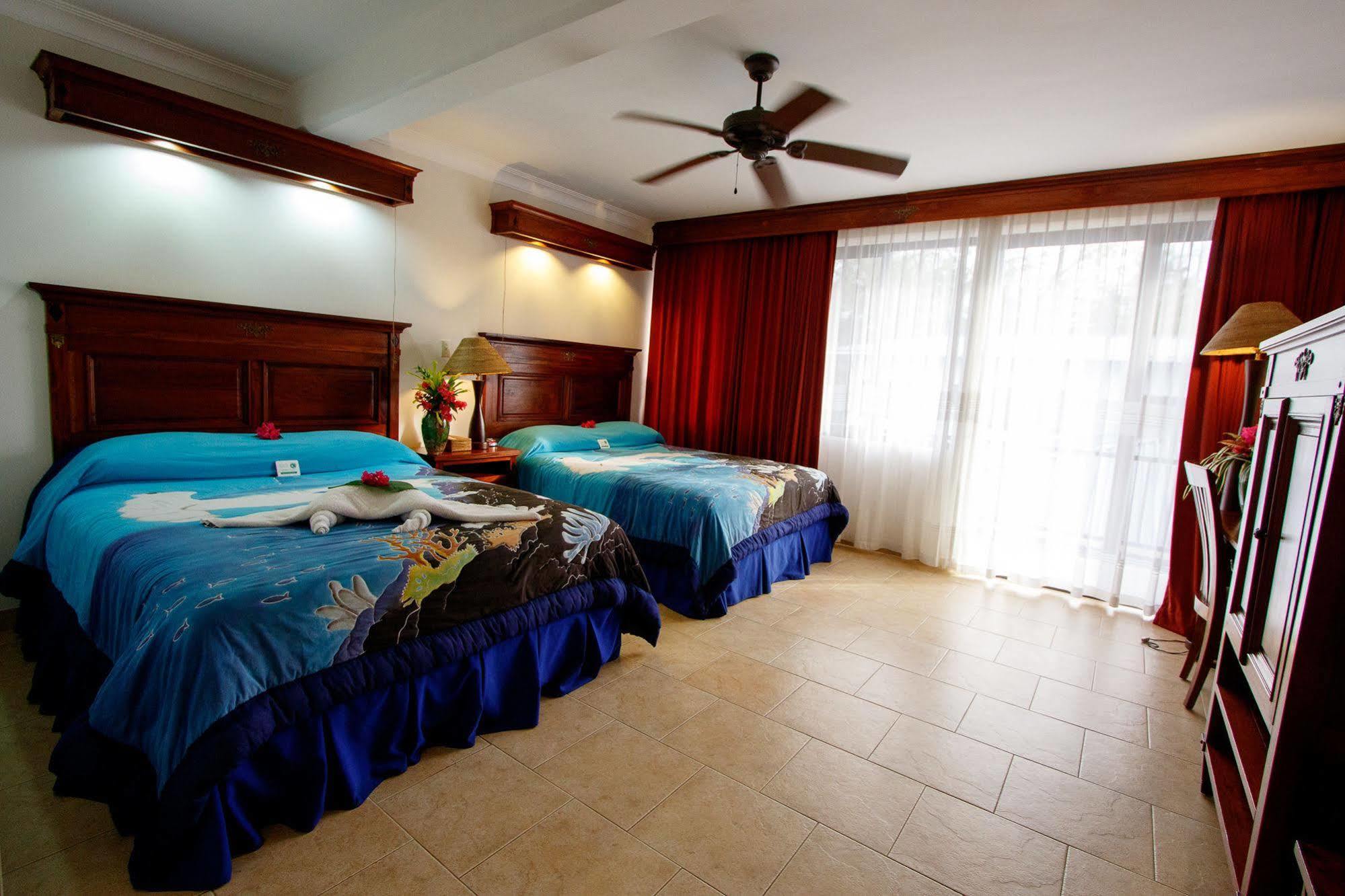 Manta Ray Bay Resort Colonia Exterior photo