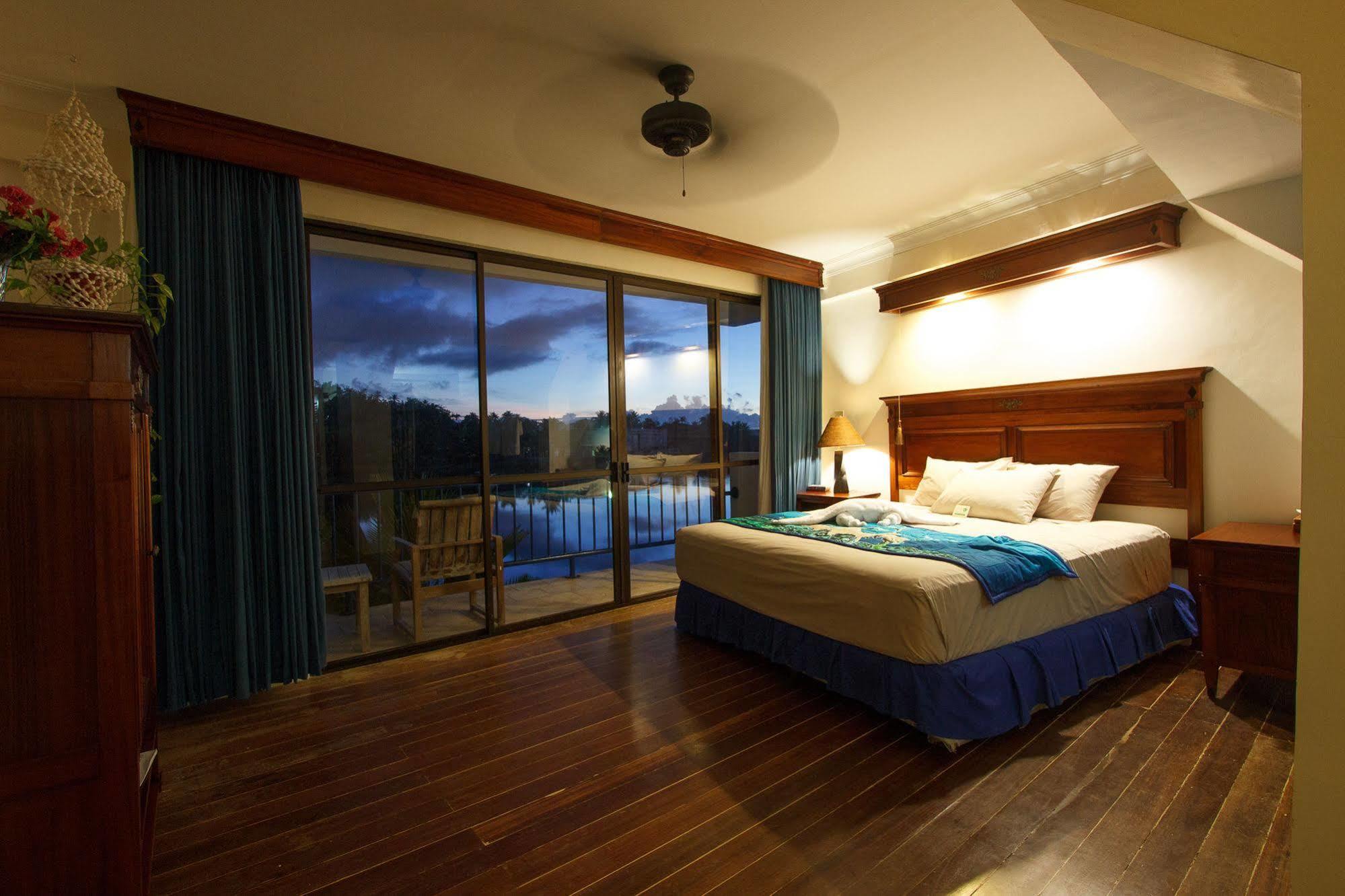 Manta Ray Bay Resort Colonia Exterior photo
