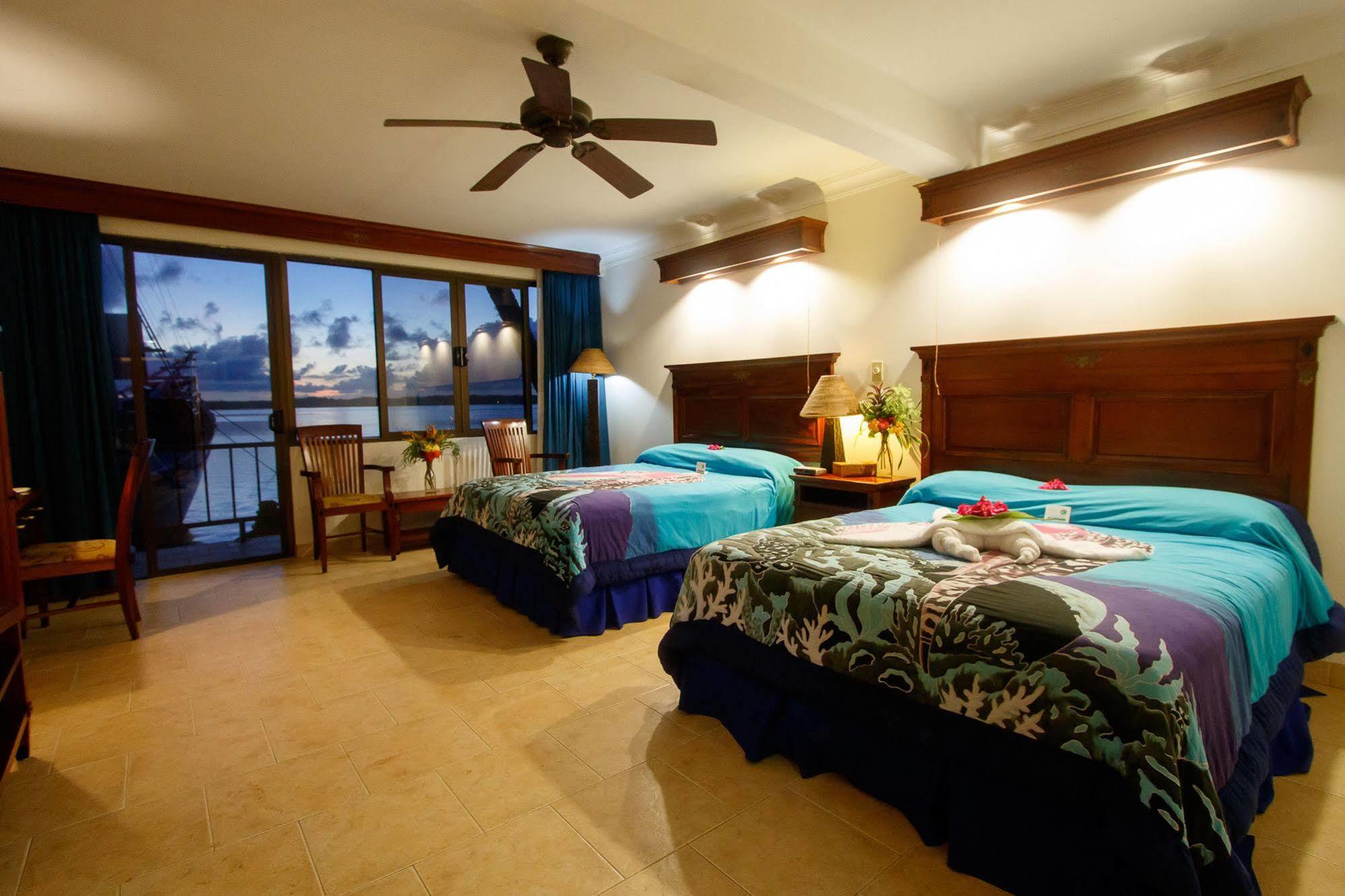 Manta Ray Bay Resort Colonia Exterior photo