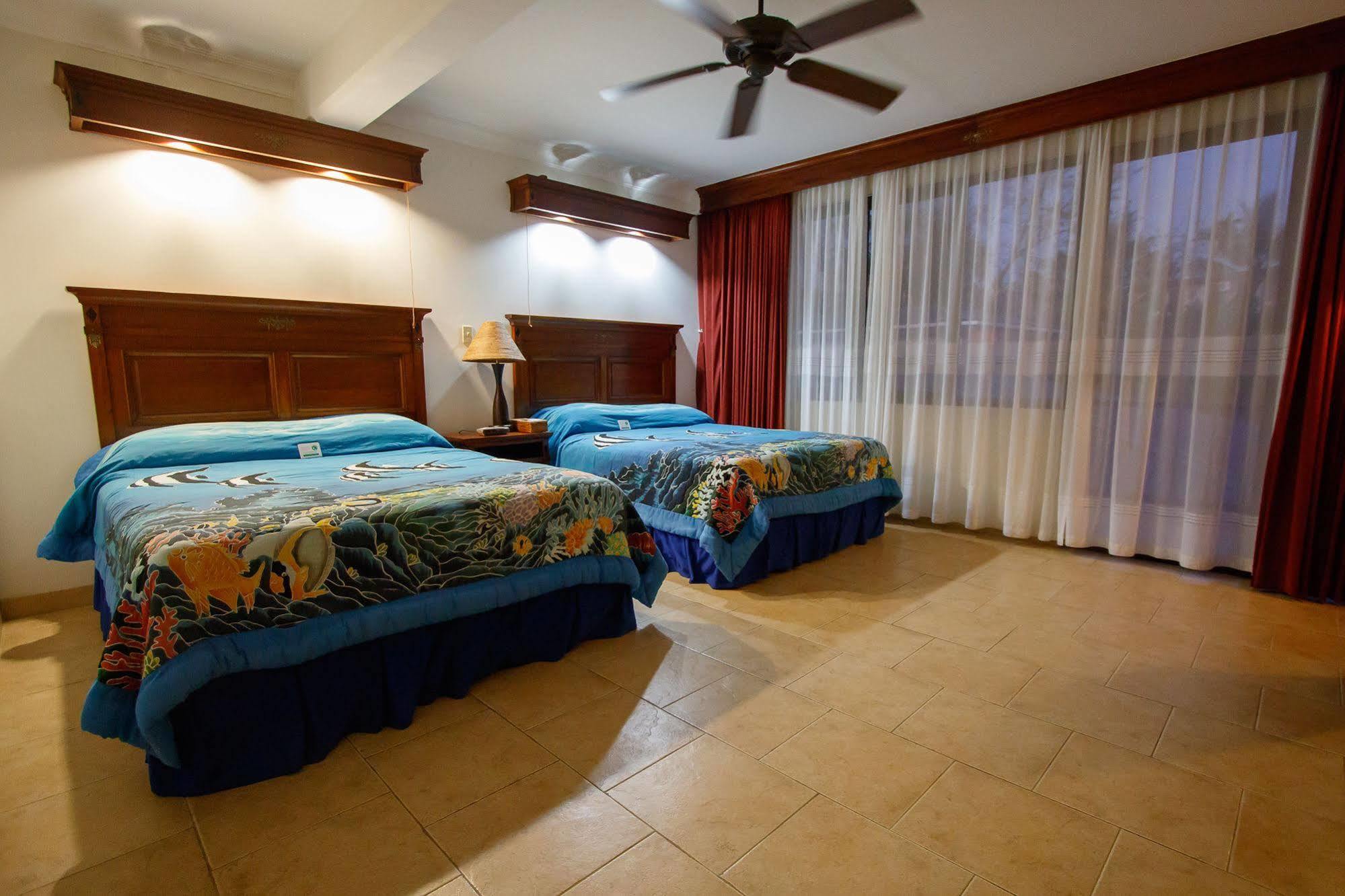 Manta Ray Bay Resort Colonia Exterior photo