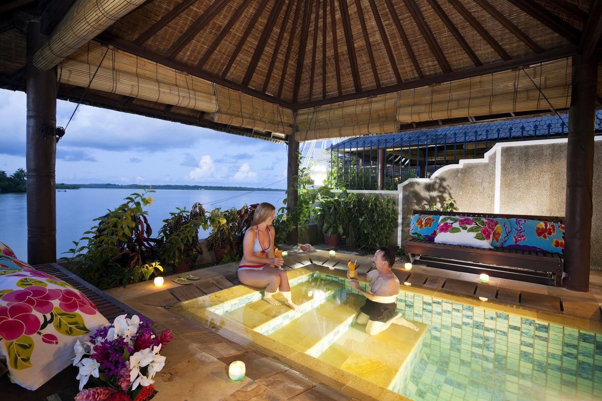 Manta Ray Bay Resort Colonia Exterior photo