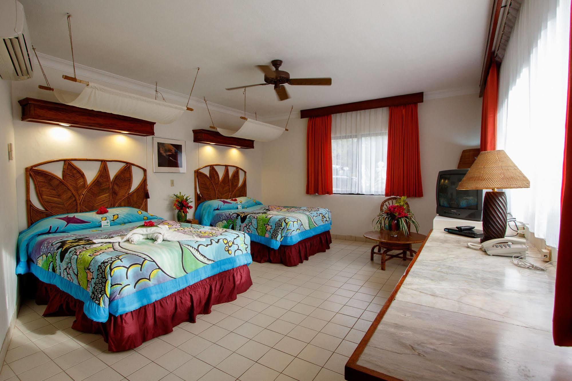 Manta Ray Bay Resort Colonia Exterior photo