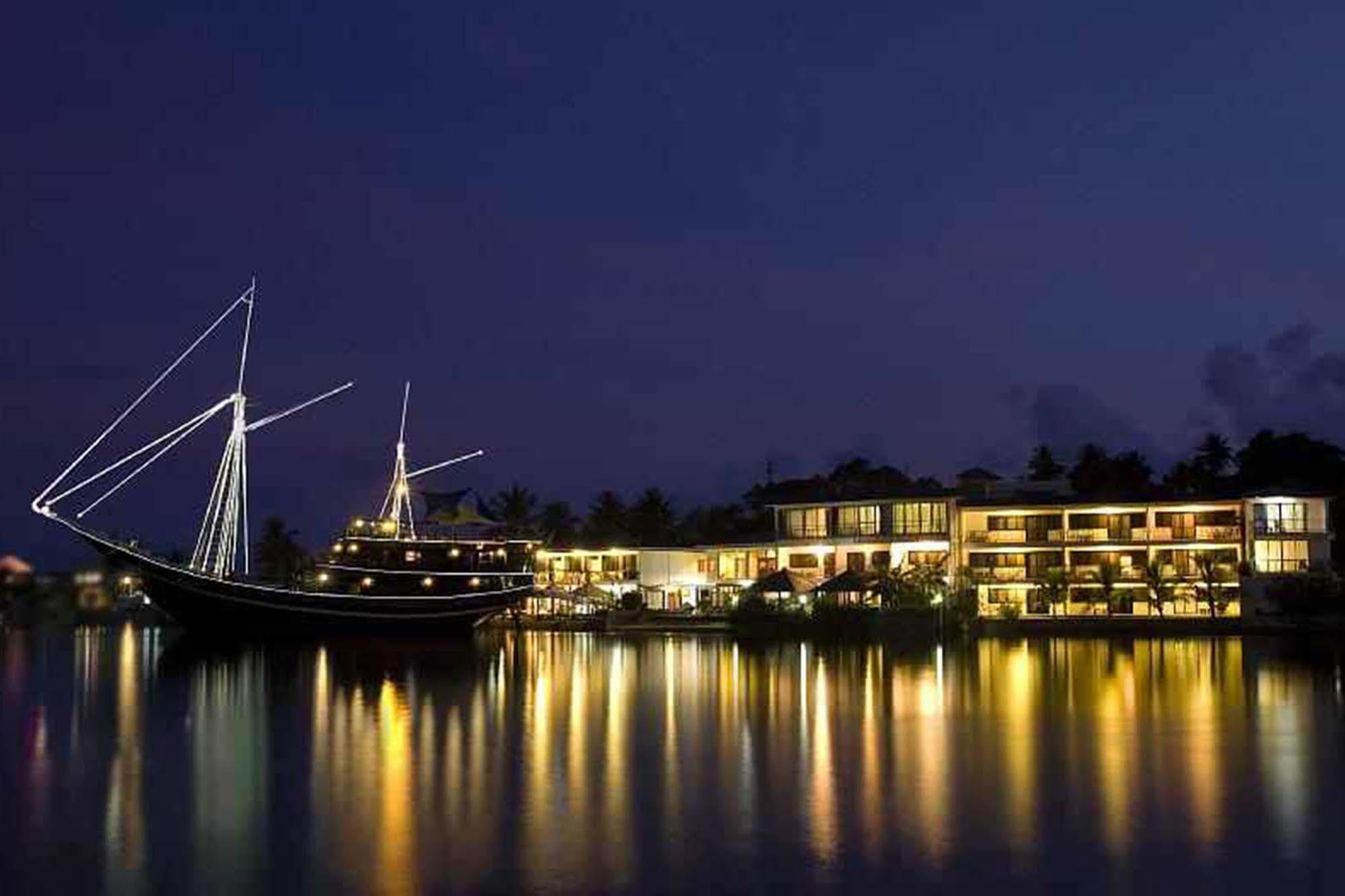 Manta Ray Bay Resort Colonia Exterior photo
